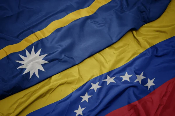 Ondeando colorida bandera de venezuela y bandera nacional de Nauru  . — Foto de Stock