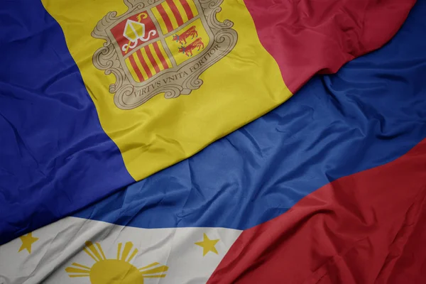 Розмахуючи барвистий прапор Філіппін і Національний прапор Андорри. — стокове фото
