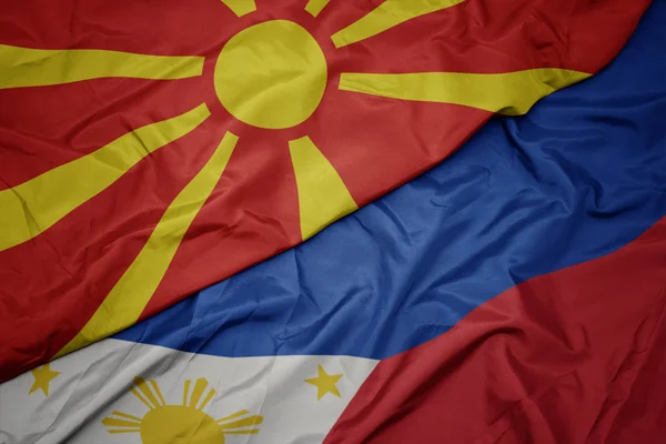 Acenando bandeira colorida de filipinas e bandeira nacional da macedônia . — Fotografia de Stock