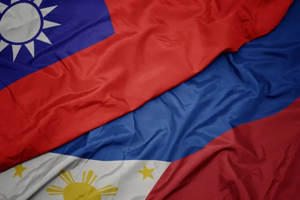 Ondeando colorida bandera de Filipinas y bandera nacional de Taiwán . —  Fotos de Stock