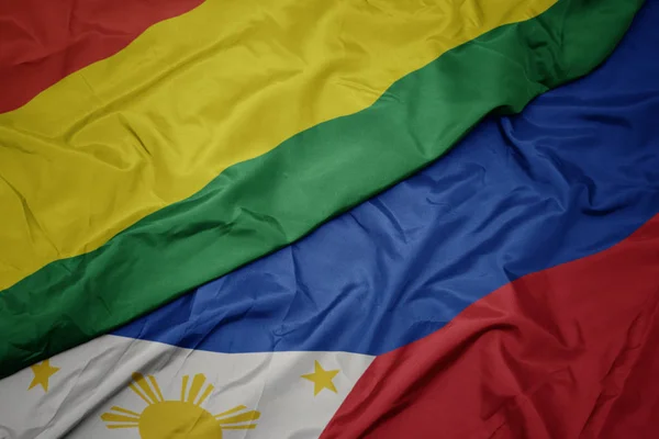 Ondeando colorida bandera de Filipinas y bandera nacional de Bolivia . — Foto de Stock
