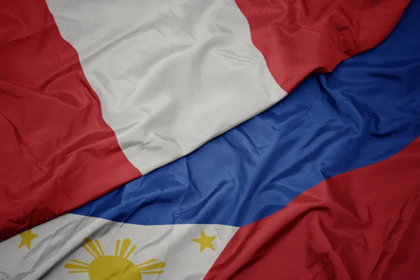 Ondeando colorida bandera de Filipinas y bandera nacional de Perú . —  Fotos de Stock