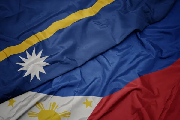 Ondeando colorida bandera de Filipinas y bandera nacional de Nauru  . —  Fotos de Stock