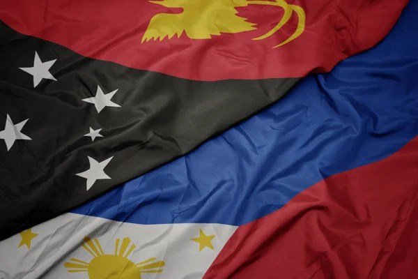Filipinler ve Papua Yeni Gine ulusal bayrağı renkli bayrak sallayarak . — Stok fotoğraf