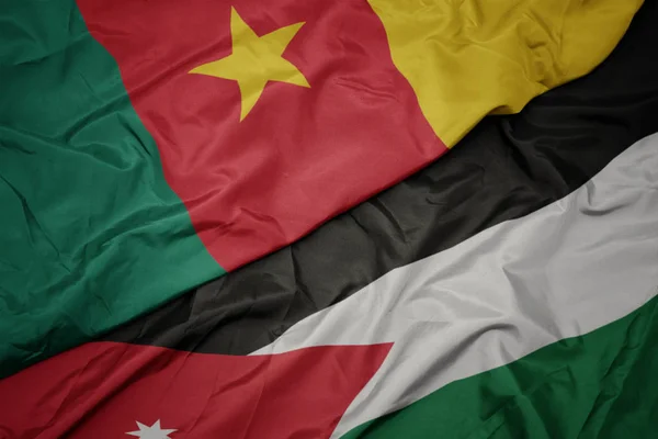 Ondeando colorida bandera de Jordania y bandera nacional de Camerún . — Foto de Stock