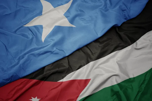 Ondeando colorida bandera de Jordania y bandera nacional de Somalia . —  Fotos de Stock