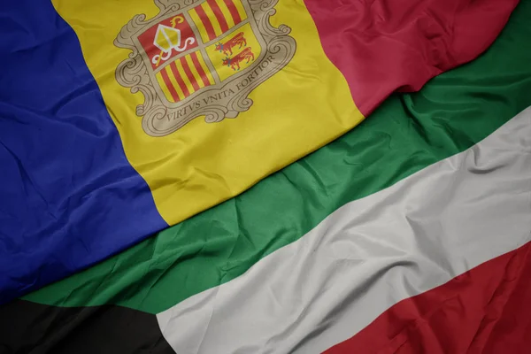 Agitant drapeau coloré de Kuwait et drapeau national de l'andorre . — Photo