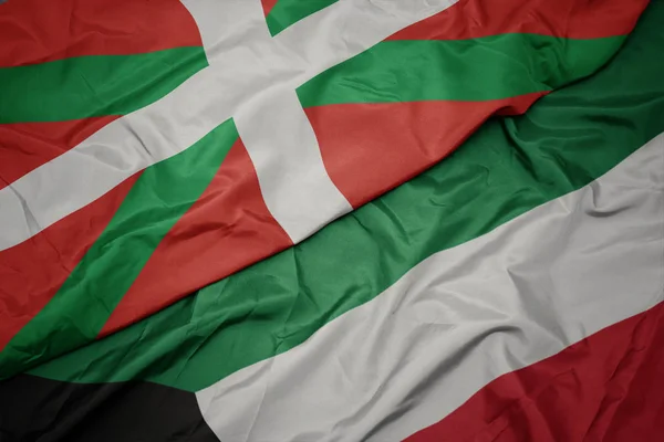 Kuveyt renkli bayrak ve Bask ülkesinin ulusal bayrağı sallayarak. — Stok fotoğraf
