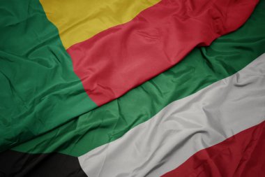 kuveyt renkli bayrak ve benin ulusal bayrağı sallayarak.
