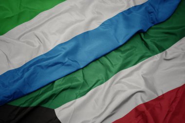 kuveyt renkli bayrak ve sierra leone ulusal bayrağı sallayarak.