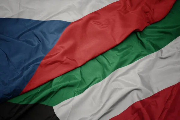 Ondeando colorida bandera de kuwait y bandera nacional de la República Checa . — Foto de Stock