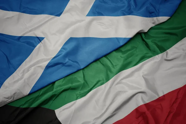 Размахивая красочным флагом Кувейта и национальным флагом Шотландии . — стоковое фото