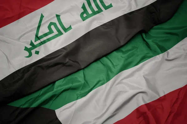Kuveyt ve irak ulusal bayrağı renkli bayrak sallayarak. — Stok fotoğraf