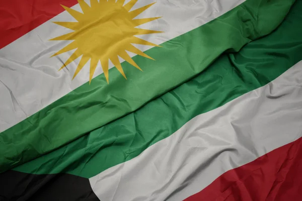 Sventolando bandiera colorata del Kuwait e bandiera nazionale del Kurdistan . — Foto Stock