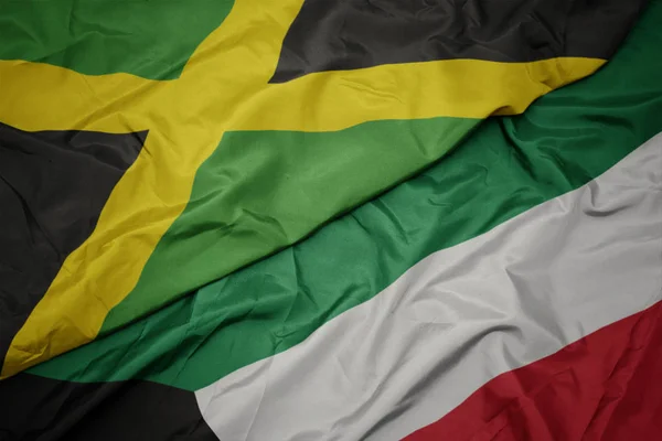 Agitant drapeau coloré de Kuwait et drapeau national de Jamaica . — Photo