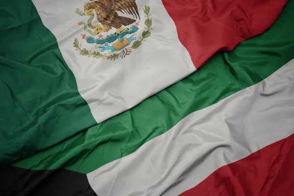 Ondeando colorida bandera de kuwait y bandera nacional de mexico . —  Fotos de Stock