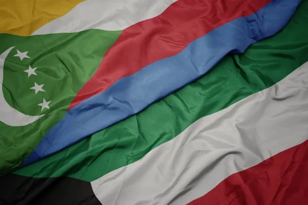 Schwenken bunte Flagge von Kuwait und Nationalflagge der Komoren. — Stockfoto