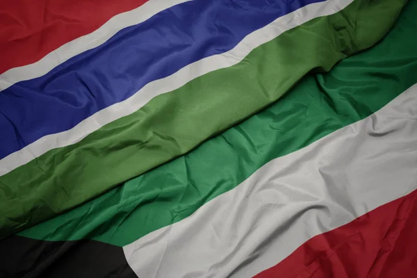 Agitant drapeau coloré de Kuwait et drapeau national de la Gambie . — Photo