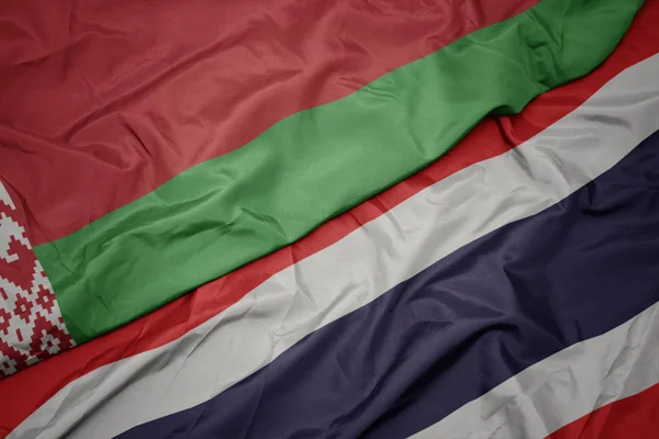 Schwenkt die bunte Flagge Thailands und die Nationalflagge Weißrusslands. — Stockfoto