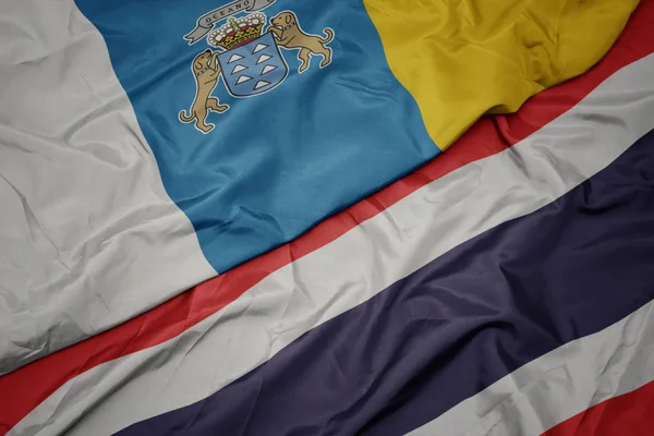 Mávající barevná vlajka Thajska a národní vlajka Kanárských ostrovů. — Stock fotografie