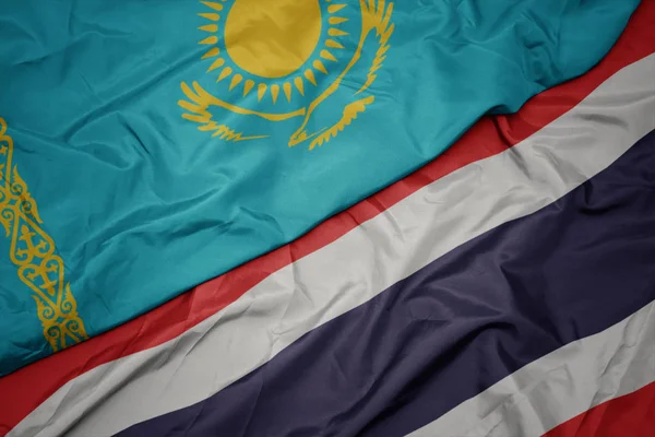Tayland renkli bayrak ve Kazakistan ulusal bayrağı sallayarak. — Stok fotoğraf