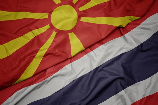 Falujące kolorowe flagi Tajlandii i flagi narodowej Macedonii. — Zdjęcie stockowe