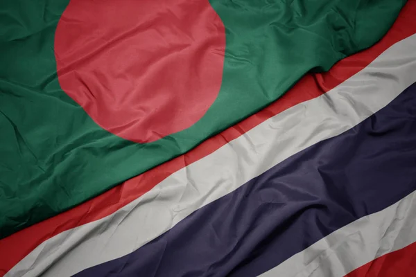 Sventolando bandiera colorata della Thailandia e bandiera nazionale del bangladesh . — Foto Stock