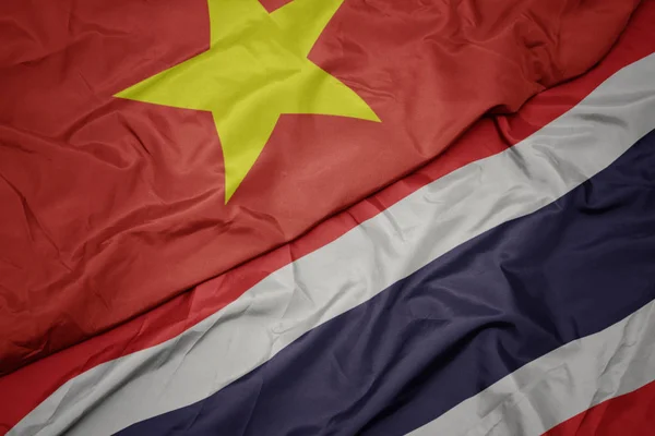 Sventolando bandiera colorata della Thailandia e bandiera nazionale del Vietnam . — Foto Stock