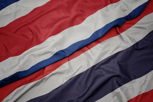 Ondeando colorida bandera de Tailandia y bandera nacional de Costa Rica . — Foto de Stock