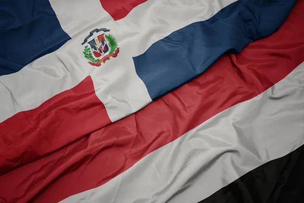 Ondeando colorida bandera de yemen y bandera nacional de República Dominicana . — Foto de Stock