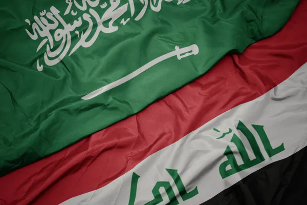 Розмахуючи барвистий прапор Іраку і національного прапора Саудівської Аравії. — стокове фото