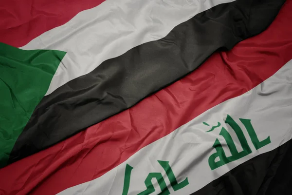 Vifta färgglada flagga av Irak och nationella flaggan i Sudan. — Stockfoto