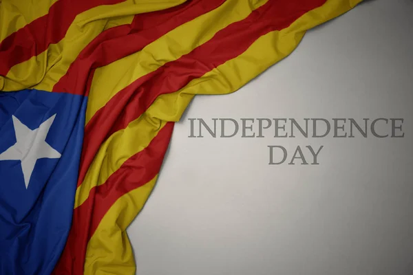 Acenando bandeira nacional colorida da Catalunha em um fundo cinza com o dia da independência do texto . — Fotografia de Stock