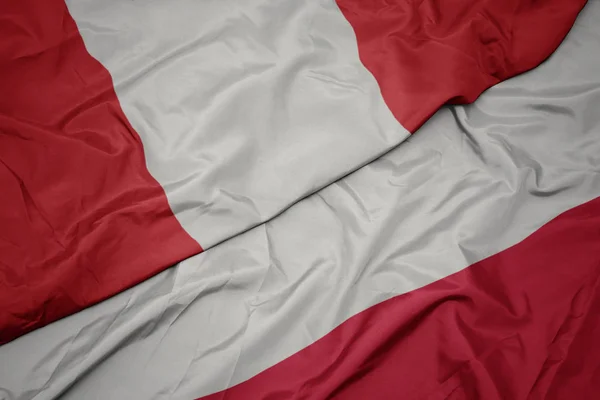 Acenando bandeira colorida de polônia e bandeira nacional do peru . — Fotografia de Stock