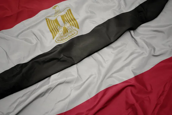 Zwaaiende vlag van Polen en nationale vlag van Egypte . — Stockfoto