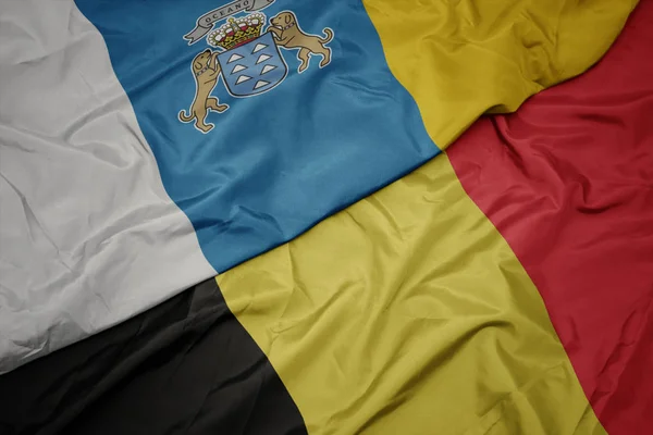 Acenando bandeira colorida de bélgica e bandeira nacional de ilhas canárias . — Fotografia de Stock