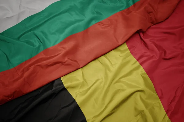 Belçika 'nın renkli bayrağı ve İspanya' nın ulusal bayrağı sallanıyor.. — Stok fotoğraf