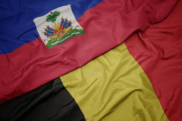Κυματίζει πολύχρωμη σημαία του Βελγίου και εθνική σημαία της Αϊτής. — Φωτογραφία Αρχείου