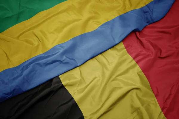 Machająca kolorowa flaga Belgii i flaga narodowa Gabonu. — Zdjęcie stockowe