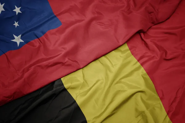 Κυματίζει πολύχρωμη σημαία του Βελγίου και εθνική σημαία της Σαμόα . — Φωτογραφία Αρχείου