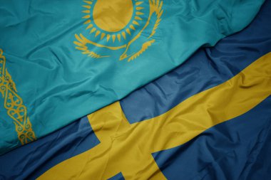Kazakistan bayrağının rengarenk bayrağını sallıyor..