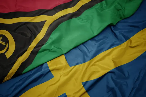 Mávání barevnou vlajkou švédské a národní vlajky Vanuatu . — Stock fotografie