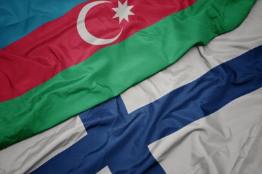Finlandiya 'nın renkli bayrağı ve Azerbaijan' ın ulusal bayrağı sallanıyor..