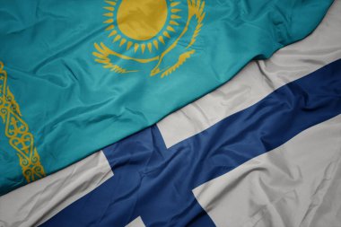Finlandiya 'nın renkli bayrağı ve Kazakistan' ın ulusal bayrağı sallanıyor.