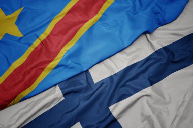 Finlandiya 'nın renkli bayrağını sallıyor ve Demokratik Kongo Cumhuriyeti bayrağını sallıyor..
