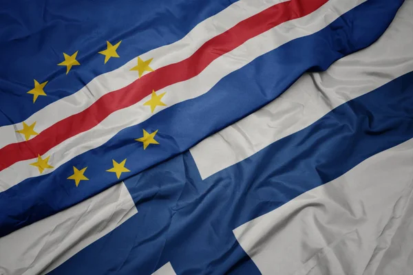 Mávání barevnou vlajkou Finska a národní vlajky Cape Verde. — Stock fotografie