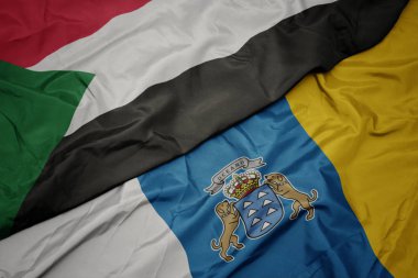 Kanarya adalarının renkli bayrağı ve Sudan 'ın ulusal bayrağı sallanıyor..