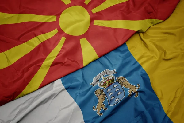 Розмахуючи барвистим прапором канарських островів і національним прапором македонії.. — стокове фото