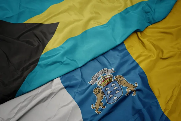 Acenando bandeira colorida de ilhas canárias e bandeira nacional de bahamas . — Fotografia de Stock