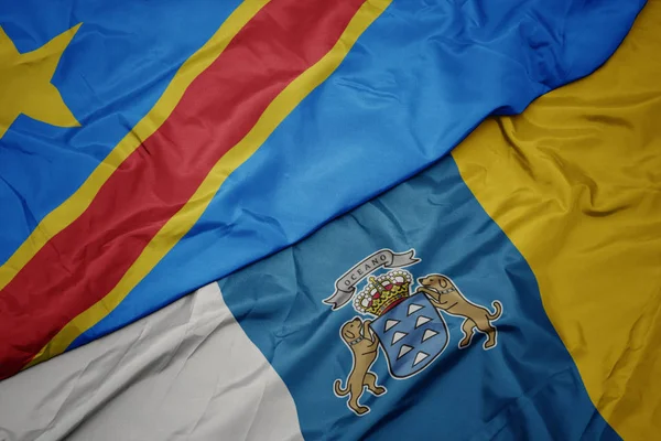 Agitant drapeau coloré des îles Canaries et drapeau national de la république démocratique du congo . — Photo